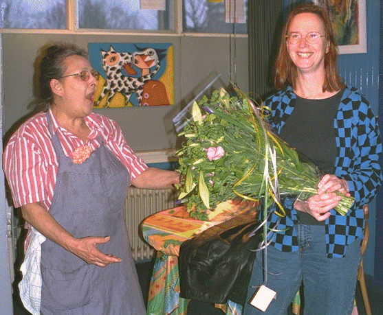 Bloemen op 10-jarig jubileum Eetcaf de Blauwe Vrijdag.
Foto Ton Koenders