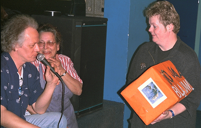 Cadeau op 10-jarig jubileum Eetcaf de Blauwe Vrijdag.
Foto Ton Koenders