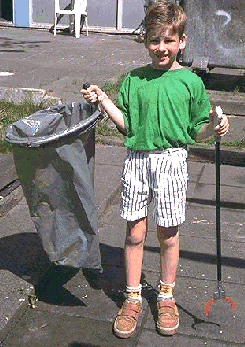 Jochie met tang en zak